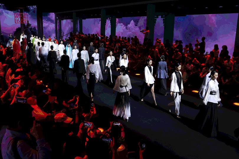 武汉毛戈平化妆造型团队 定制2023武汉时装周秀场之美